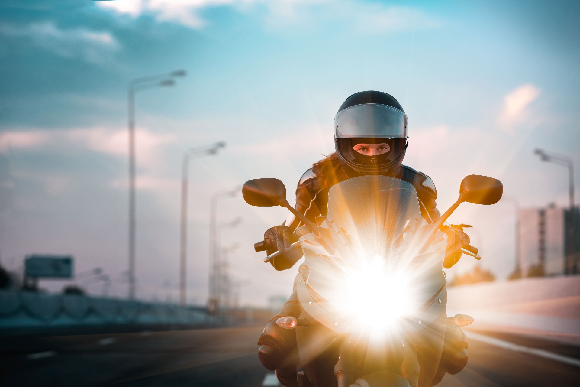 Réunion associative de motards autour d'une table dans une salle communale